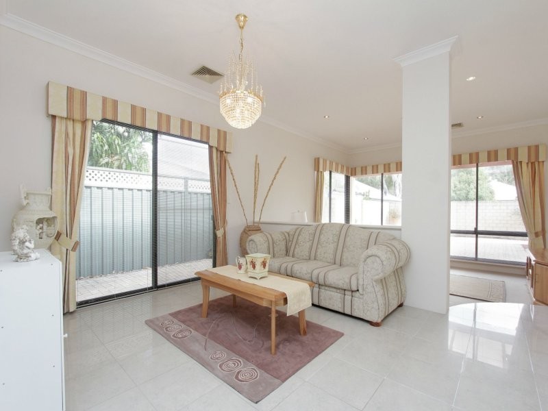 7 Houghton Close, South Guildford WA 6055