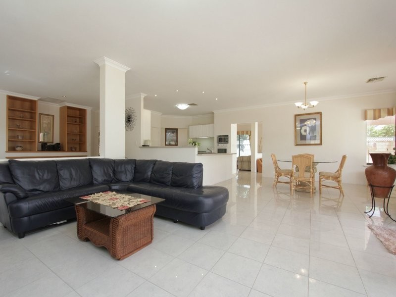 7 Houghton Close, South Guildford WA 6055