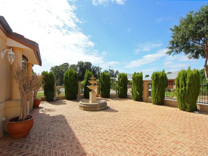 7 Houghton Close, South Guildford WA 6055