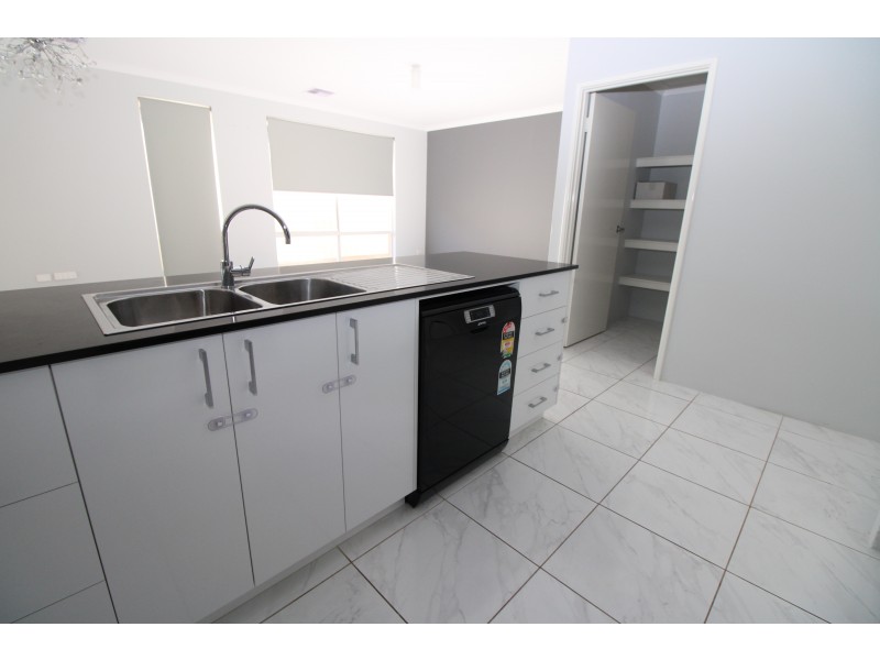 18 Goldsbrough Entrance, Helena Valley WA 6056