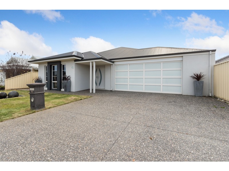 18 Goldsbrough Entrance, Helena Valley WA 6056