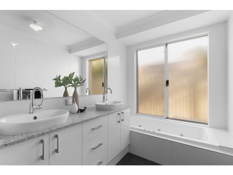 18 Goldsbrough Entrance, Helena Valley WA 6056