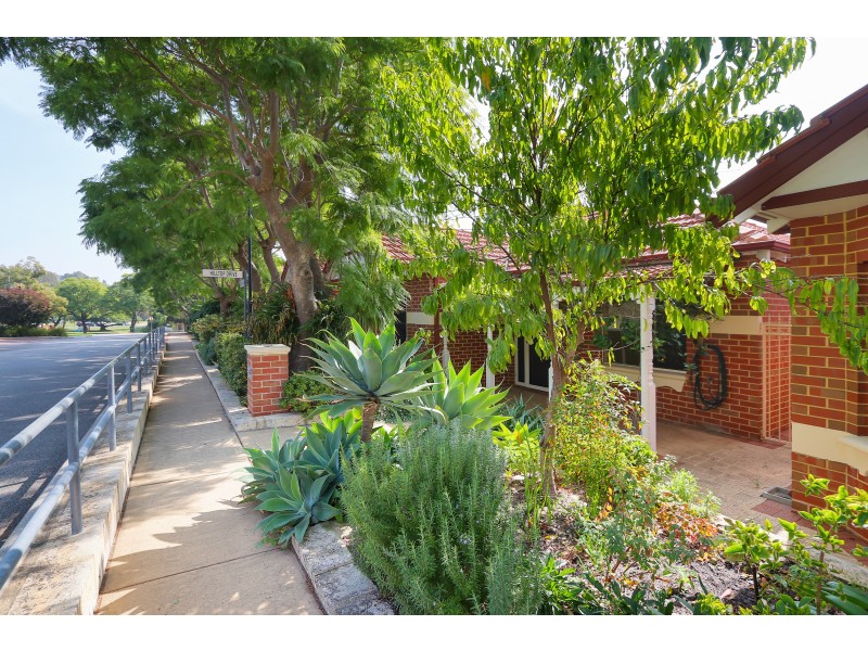 2 Jacaranda Avenue, Bentley WA 6102