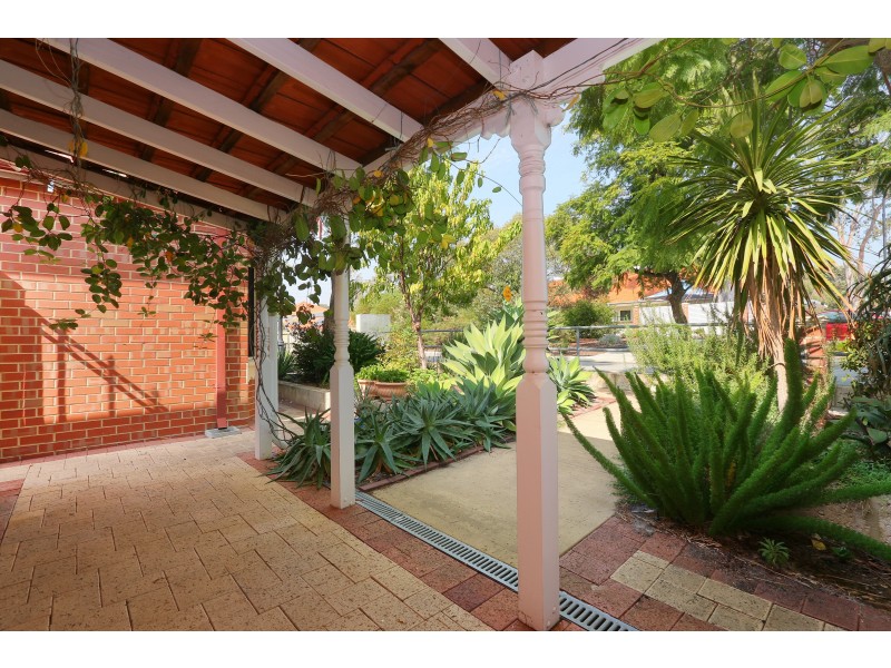 2 Jacaranda Avenue, Bentley WA 6102