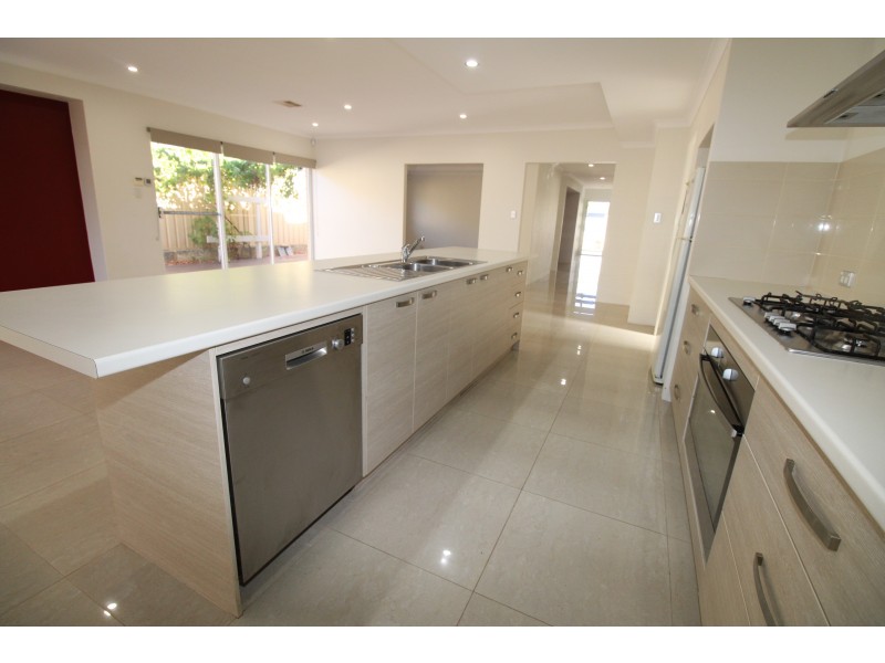 16 Spurwing Way, South Guildford WA 6055