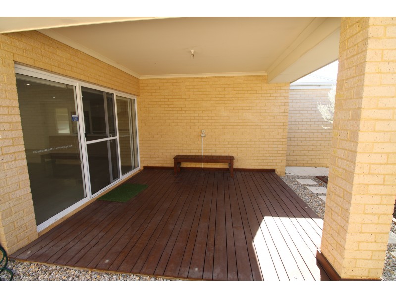 16 Spurwing Way, South Guildford WA 6055