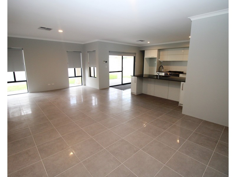 8 Wade Street, Embleton WA 6062