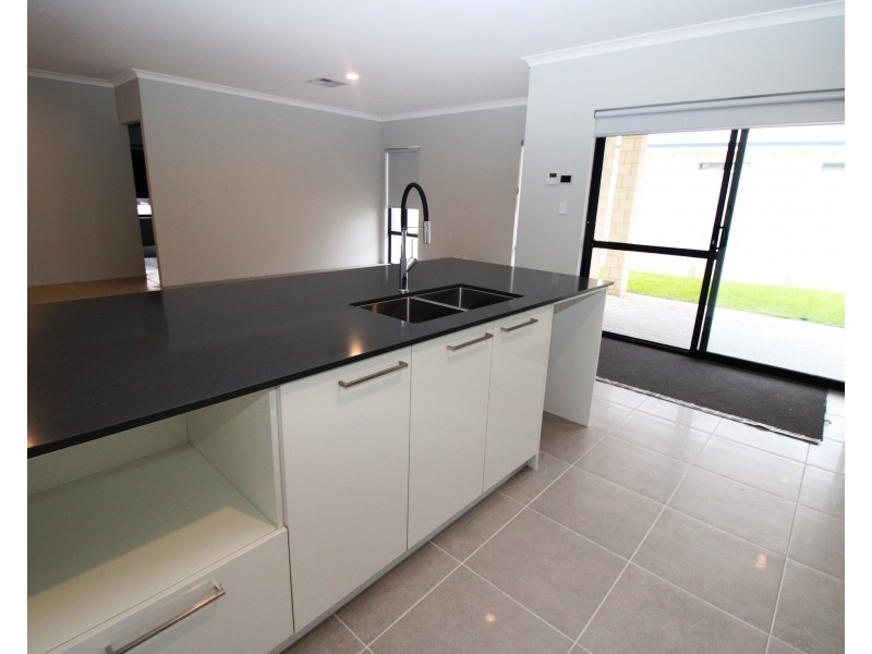 8 Wade Street, Embleton WA 6062