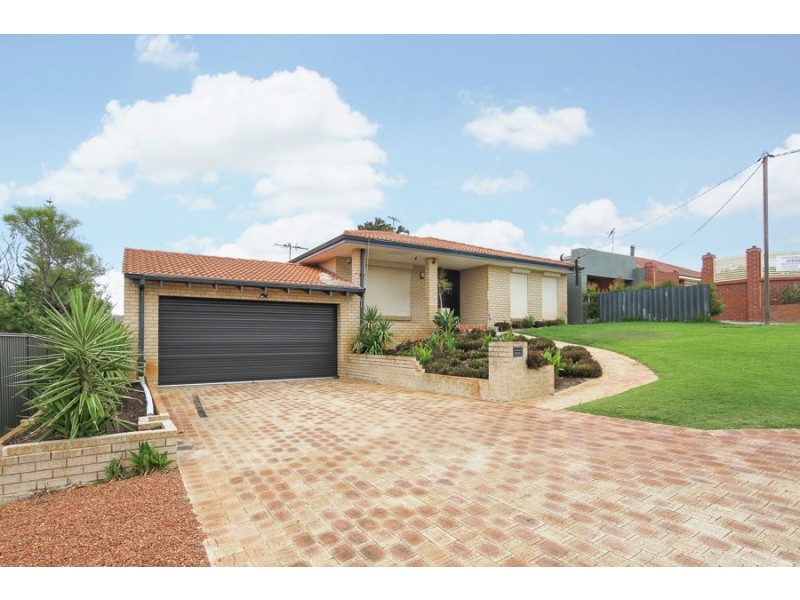 4 Lagoon Place, Beldon WA 6027