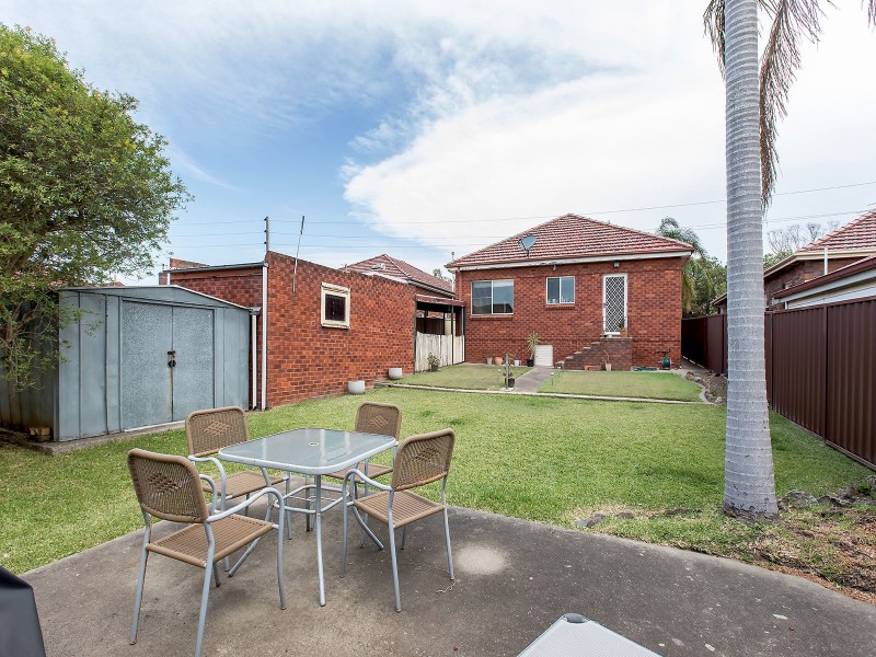 4 Vivienne Street, Kingsgrove NSW 2208