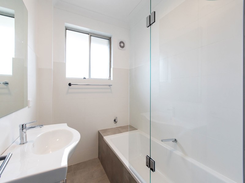 8/52 Hampton Court Road, Carlton NSW 2218