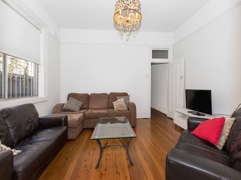 32 Anzac Parade, Kensington NSW 2033