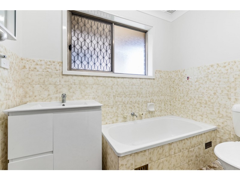 8 Sylvan Grove, Picnic Point NSW 2213