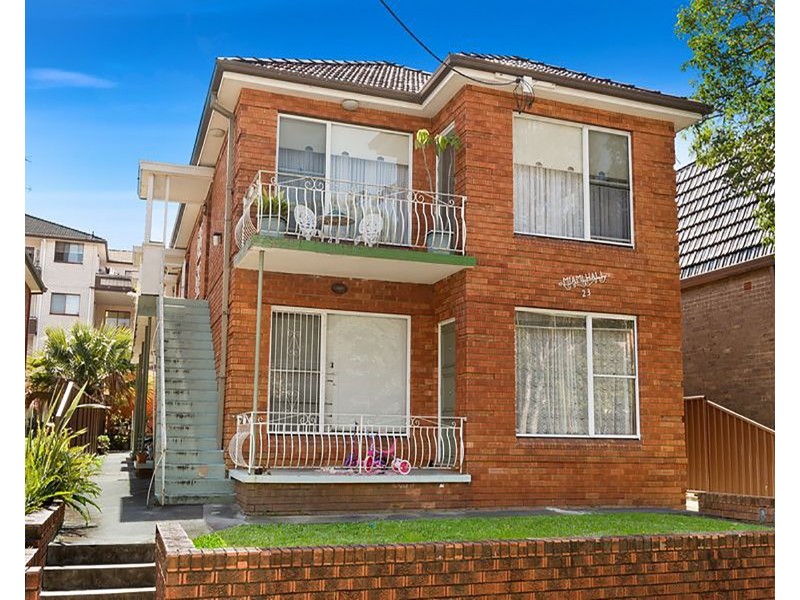 2/23 Hampton Court Road, Carlton NSW 2218
