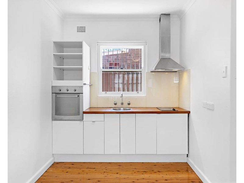 2/23 Hampton Court Road, Carlton NSW 2218