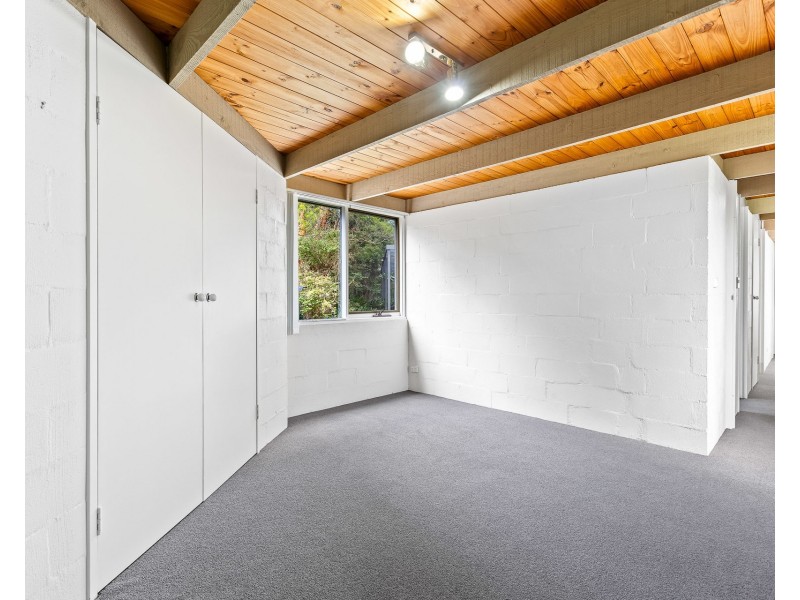 24 Caledonia Crescent, Peakhurst NSW 2210