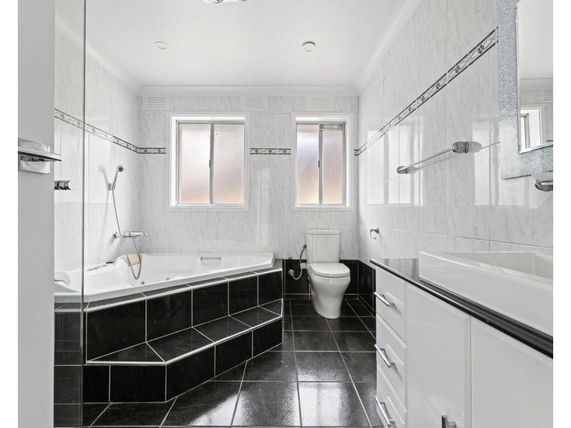 25 Amberdale Avenue, Picnic Point NSW 2213