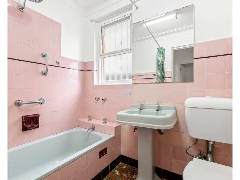 2/23 Hampton Court Road, Carlton NSW 2218