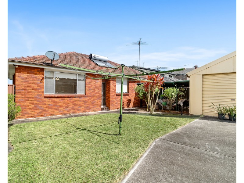 32 Donald Street, Picnic Point NSW 2213