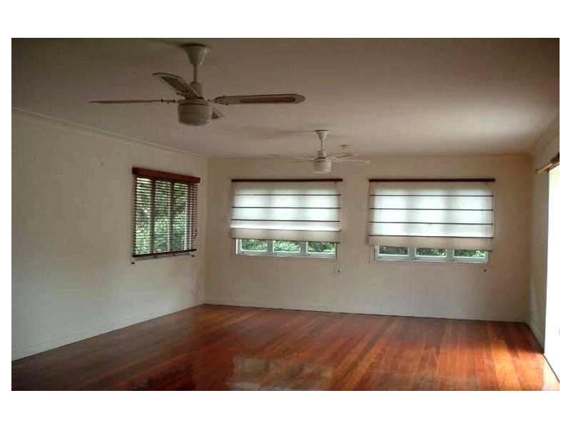 8a YVONNE St, Yeronga QLD 4104