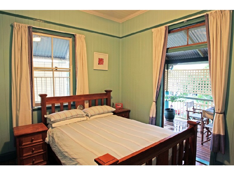 92 MACROSSAN AVENUE, Norman Park QLD 4170