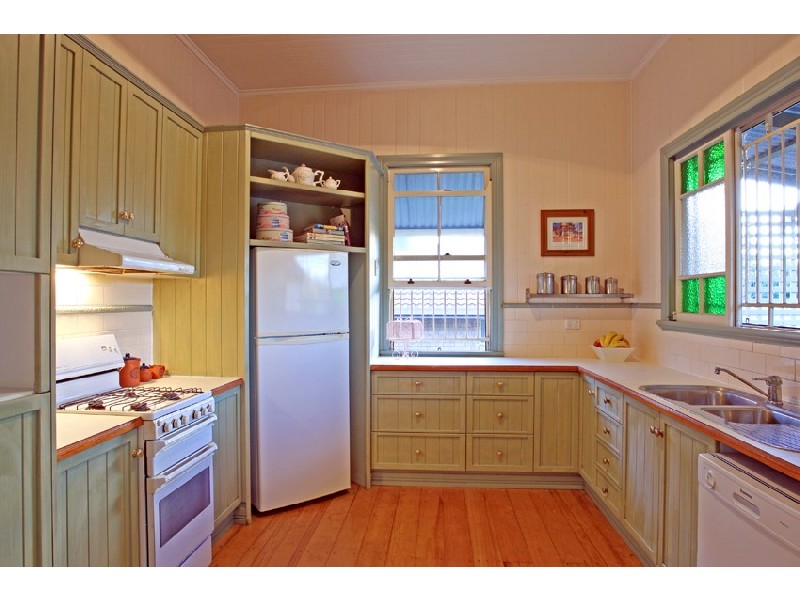 92 MACROSSAN AVENUE, Norman Park QLD 4170