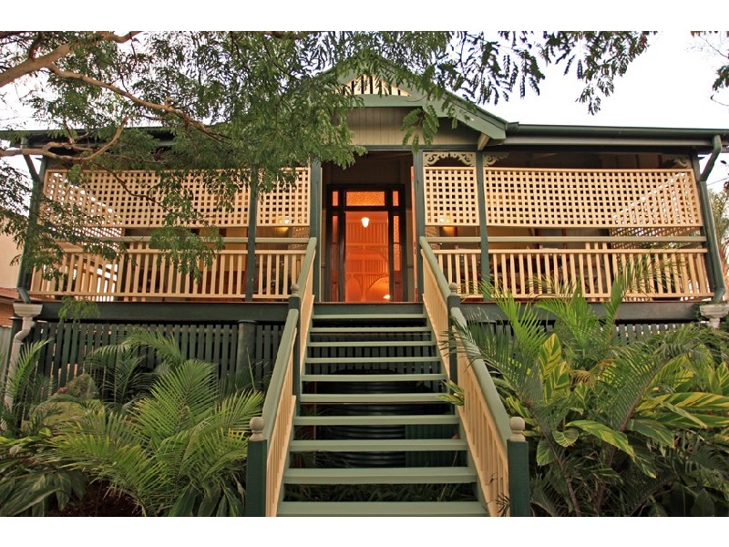 92 MACROSSAN AVENUE, Norman Park QLD 4170