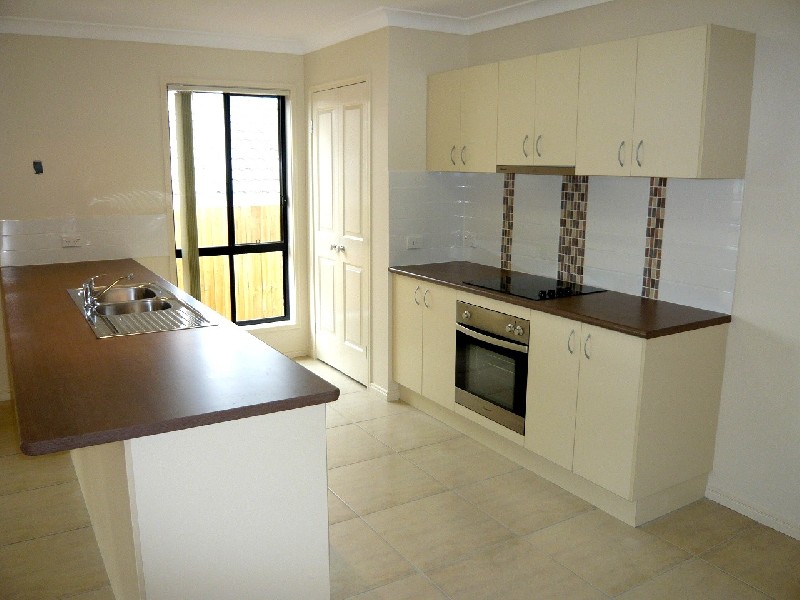 32 Riverside Cres, Springfield Lakes QLD 4300