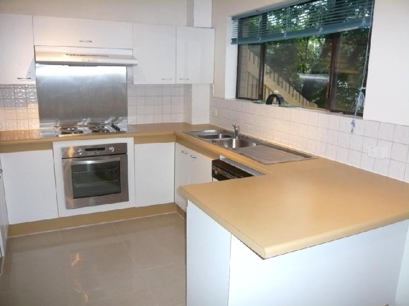 2/2 Clayton Lane, Toowong QLD 4066