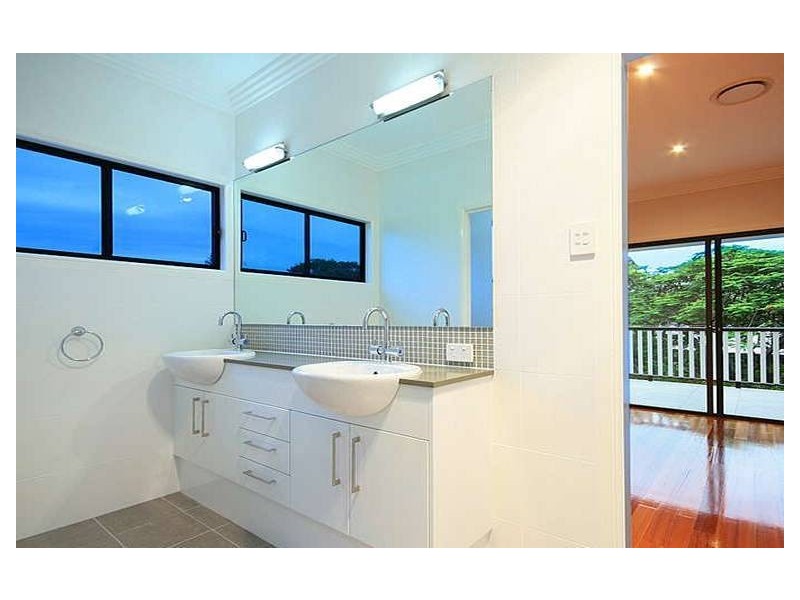 132 MCILWRAITH AVE, Norman Park QLD 4170