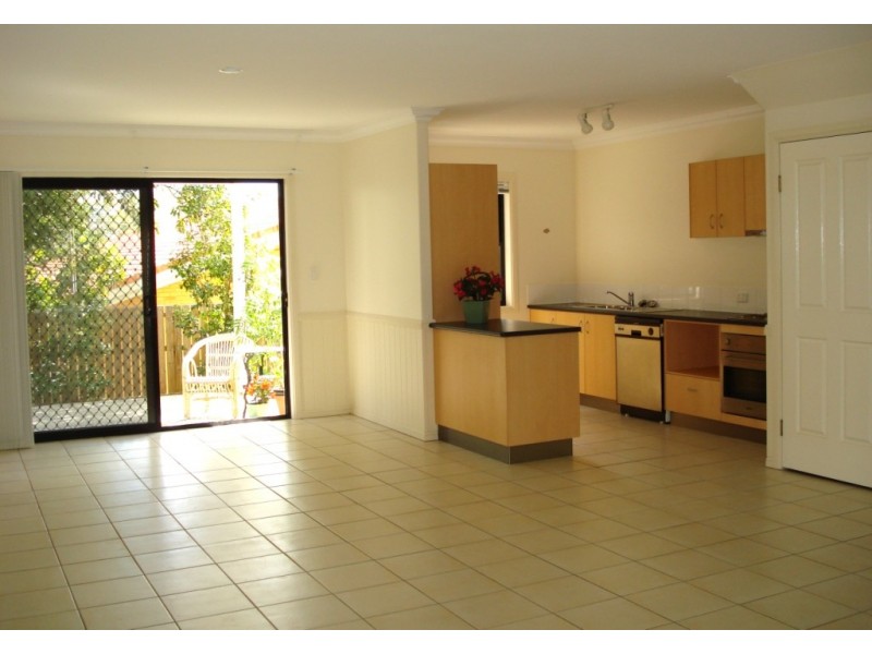 2 Tees St, Yeerongpilly QLD 4105