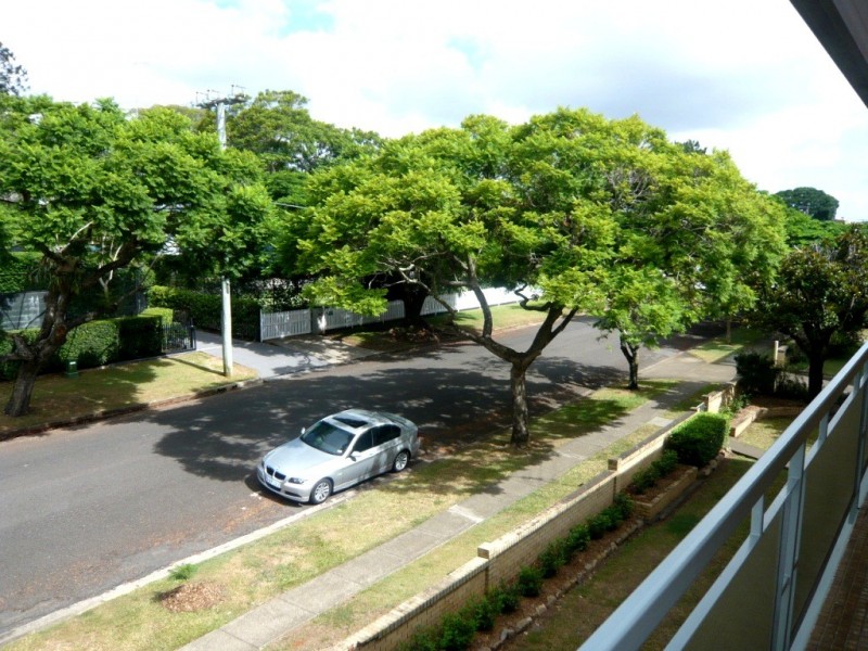 142 Windermere Rd cnr Charlton St, Hamilton QLD 4007