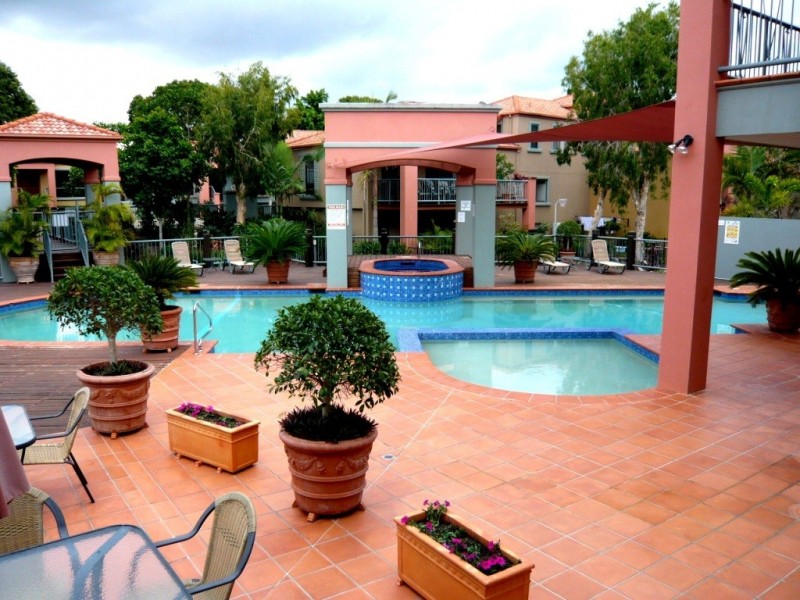 Clear Island Waters QLD 4226