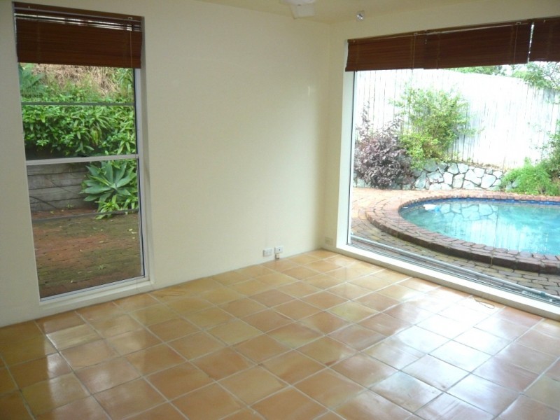 15 Praeger St, Chapel Hill QLD 4069