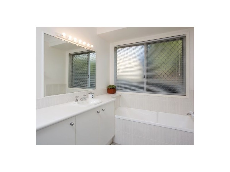 12 WANDA CT, Albany Creek QLD 4035