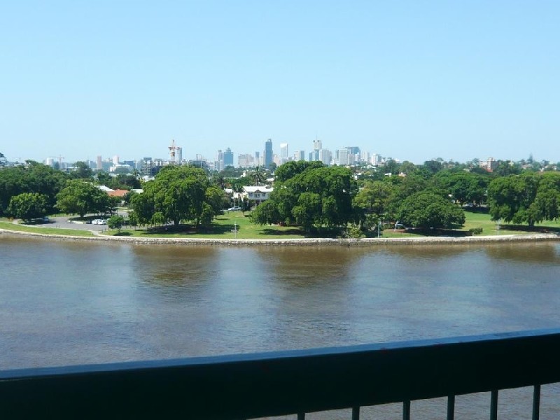 13/8 Sandford St, St Lucia QLD 4067