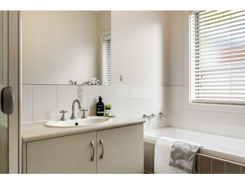 7 Bishops Hill Road, Happy Valley SA 5159