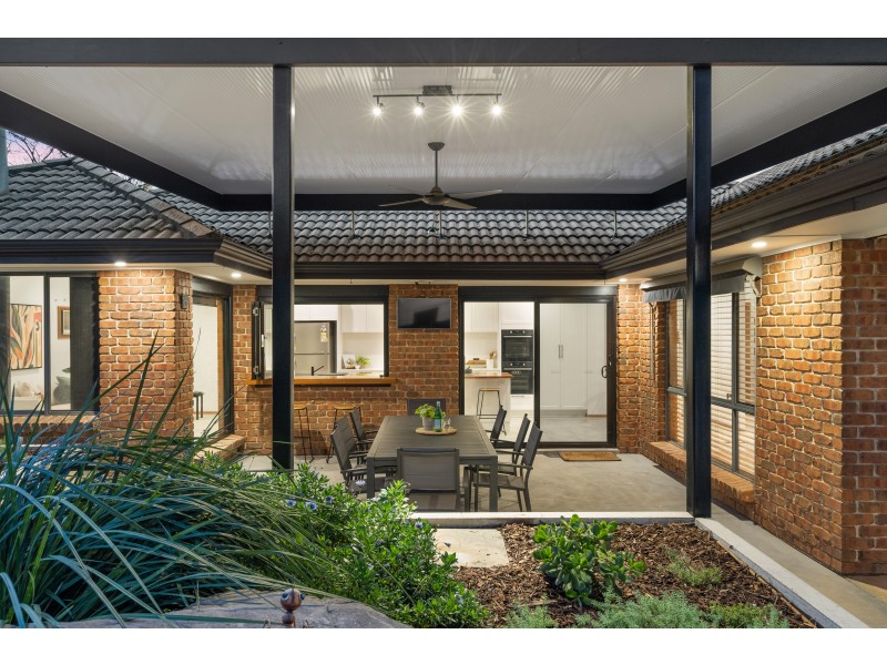 1 Pritchard Court, Flagstaff Hill SA 5159