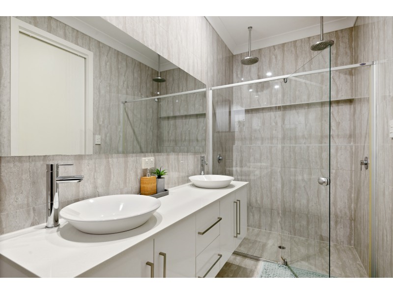 5A Ambrosini Circuit, Woodcroft SA 5162