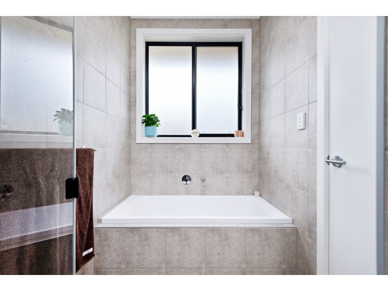 5A Ambrosini Circuit, Woodcroft SA 5162