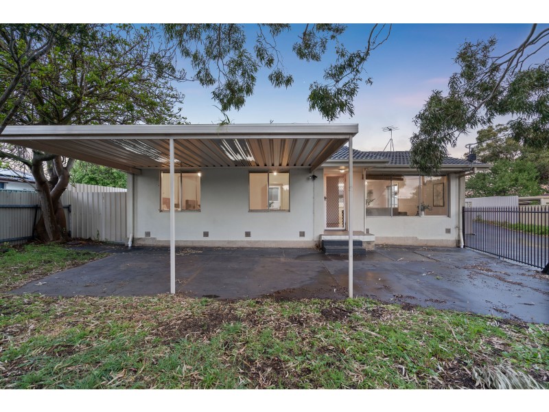 17 Dominic Crescent, Morphett Vale SA 5162
