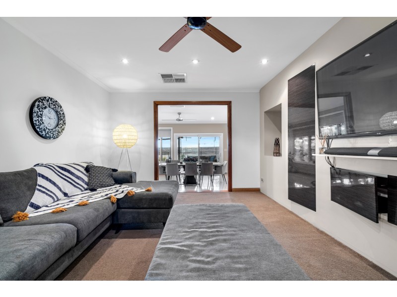 48 Horseshoe Drive, Woodcroft SA 5162