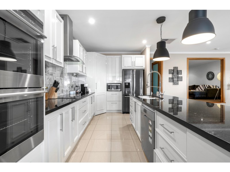 48 Horseshoe Drive, Woodcroft SA 5162