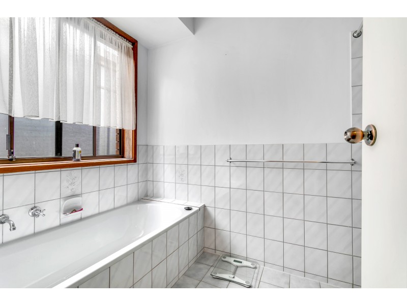 16 Queens Way, Woodcroft SA 5162