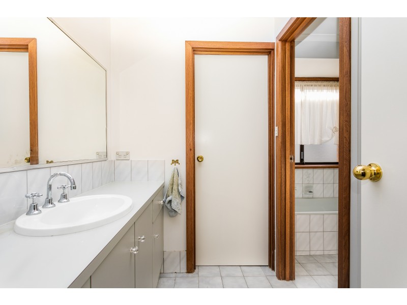 16 Queens Way, Woodcroft SA 5162