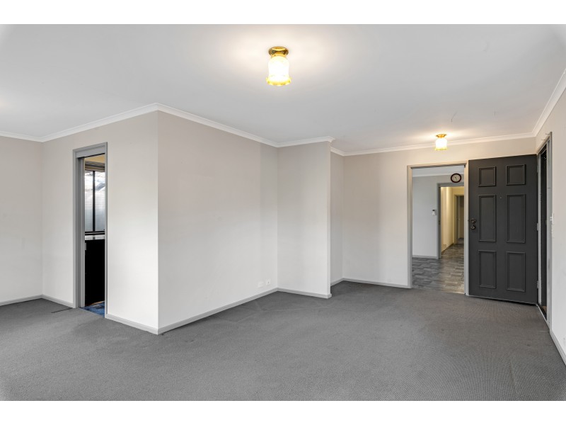 15 Madigan Crescent, Woodcroft SA 5162