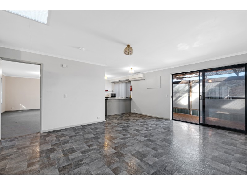 15 Madigan Crescent, Woodcroft SA 5162