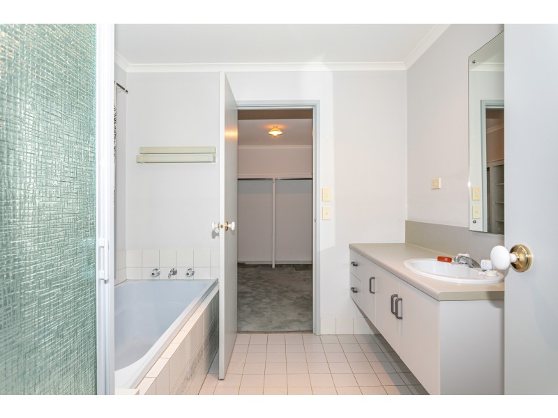 15 Madigan Crescent, Woodcroft SA 5162