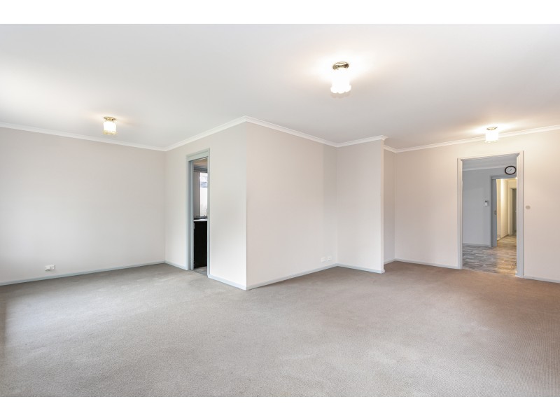 15 Madigan Crescent, Woodcroft SA 5162