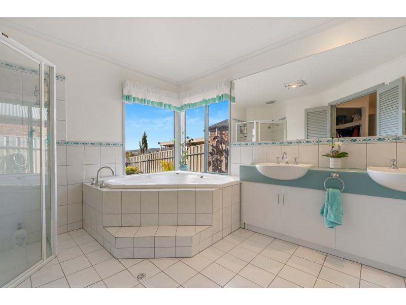 6 Ingleton Drive, Hallett Cove SA 5158